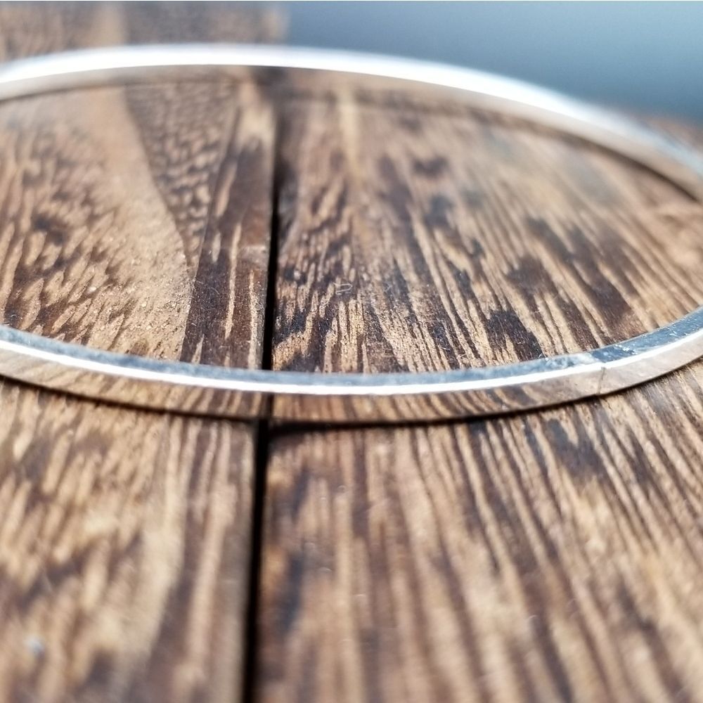 Silver tone slider bangle B902